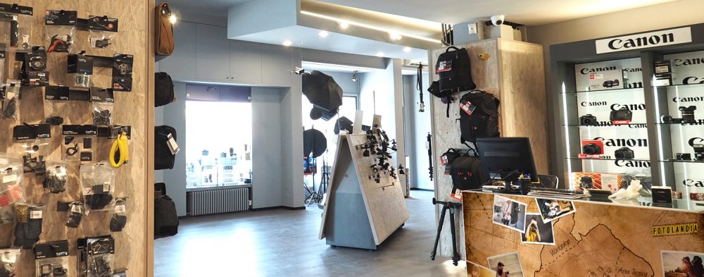 Allestimento negozio - Fotolandia - Infodati ADV agenzia di comunicazione e marketing a Vicenza
